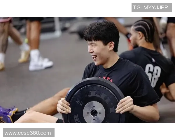 开拓者晒胜利海报 板凳席球员热情庆祝 杨瀚森鼓掌为队友加油